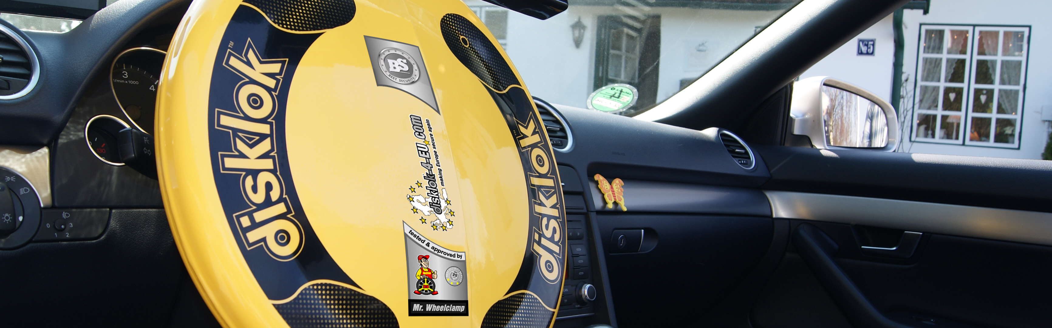 Effektive Lenkradkrallen schützen Lenkrad und Airbag